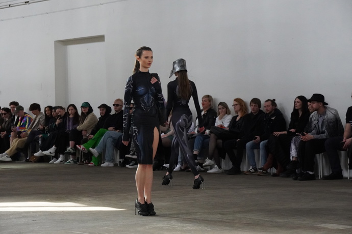 U svých modelů využívá netradiční materiály, jako jsou led lights, tekutý latex či molitanové výplně.