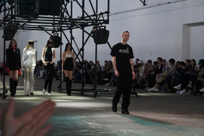 Stejně jako ostatní začínající návrháři i Jaroslav Vích předvedl během finále čtyři modely. 