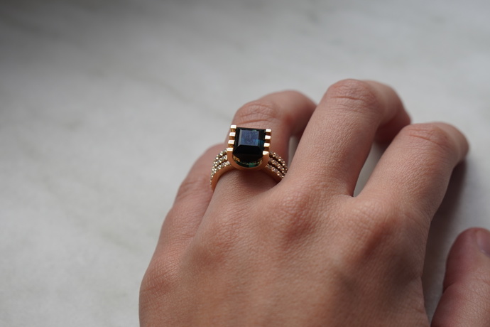 Prsten s kombinací diamantů a turmalínu v hodnotě 210 000 Kč.