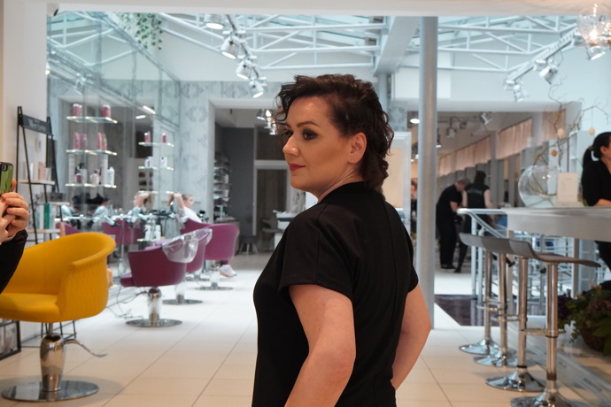 Šéfredaktorka Markéta Behinová vsadila na výraznější kouřové líčení očí a efektní účes s copánkem na levé straně. 