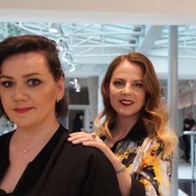 Co se týče líčení, Markéta Behinová i Veronika Nováková se svěřily do péče make-up artistce Dianě Vitikačové a o jejich okouzlující účesy se postaralo kadeřnictví Franck Provost.