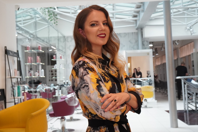 Ani redaktorka Veronika Nováková se výraznějšího líčení nebála a červená rtěnka jí navíc velmi sluší. Navlněné vlasy pak celkový look jenom perfektně podtrhly.