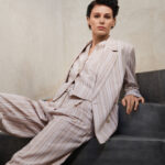 Kratší vlasy můžete elegantně uhladit, nebo naopak stylově rozcuchat.