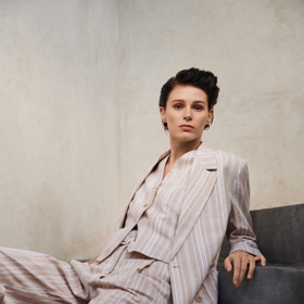 Kratší vlasy můžete elegantně uhladit, nebo naopak stylově rozcuchat. 