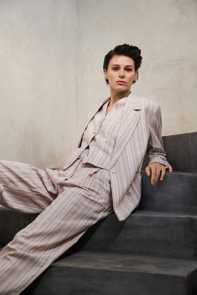 Kratší vlasy můžete elegantně uhladit, nebo naopak stylově rozcuchat. 