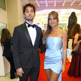 Emma Smetana a Jordan Haj při příchodu na Anděly v roce 2022. To je rozdíl, že? Nicméně Emma stále nemá v malíčku přiměřenou délku šatů.