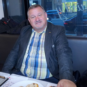 Jiří Werich Petrášek v rozhovoru pro Lifee.cz řekl, že z otcovy strany udržuje kontakt pouze s jeho hospodyní Evou Tůmovou.