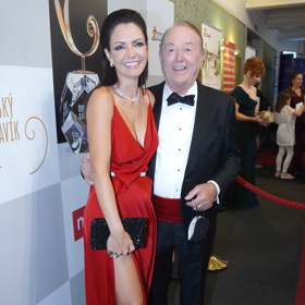 Manželka Petra Jandy Alice Janda v roce 2021 vsadila na červenou róbu ve stylu aktuálně módních slip dress.