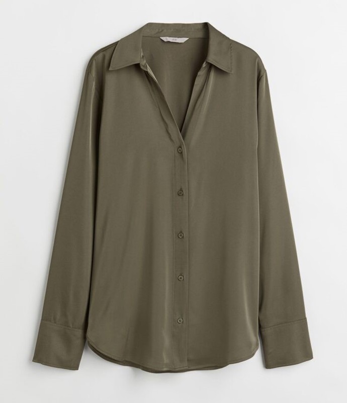 Tmavě zelená halenka s výstřihem do véčka. H&M, 399 Kč