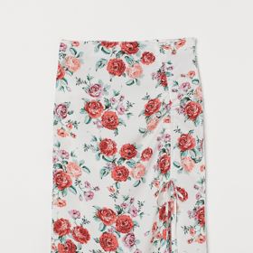 Bílá sukně s květy růže. H&M, 599 Kč