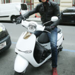 Jan Kříž si nemůže vynachválit skútr, který jemu i Marii usnadňuje dopravu do centra Prahy.