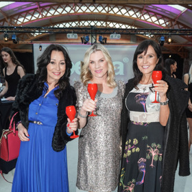 Zpěvačku Leonu Machálkovou jsme zastihli na módní přehlídce Beaty Rajské, kde se dala do řeči s kolegyní Heidi Janků (vlevo) a redaktorkou Martinou Jandovou (vpravo).