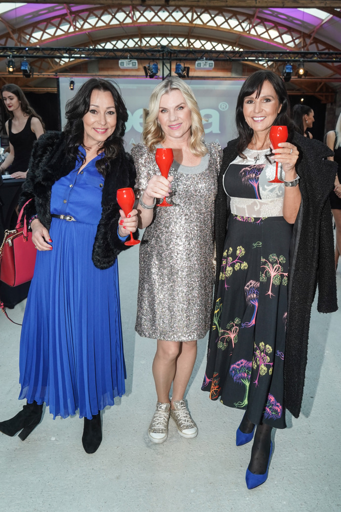 Zpěvačku Leonu Machálkovou jsme zastihli na módní přehlídce Beaty Rajské, kde se dala do řeči s kolegyní Heidi Janků (vlevo) a redaktorkou Martinou Jandovou (vpravo).