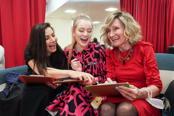 Společně se Zuzanou Bubílkovou usedla v porotě také moderátorka Eva Decastelo (vlevo) a hvězda seriálu ZOO Michaela Pecháčková (uprostřed).