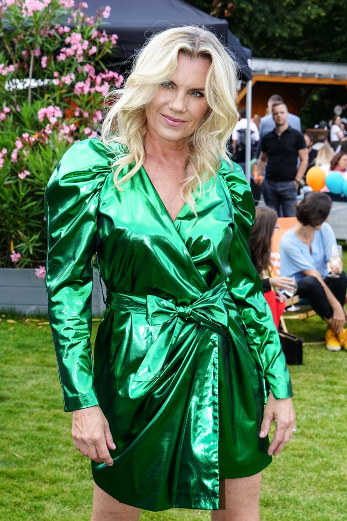 Blondýnce Leoně Machálkové sluší výrazné barvy a třpyt, kterého se rozhodně nebojí. Její křehká krása ustojí i extravagantní střih šatů.