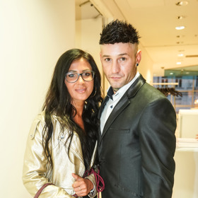 Přehlídku si nenechal ujít ani Sámer Issa s přítelkyní, který se také sám objevil na mole v jednom z výstředních modelů.