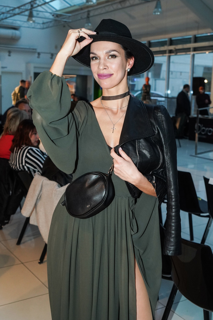 Radka Pavlovčinová je úspěšnou muzikálovou zpěvačkou, která se v minulosti účastnila televizní soutěže Robin Hood aneb Cesta ke slávě.