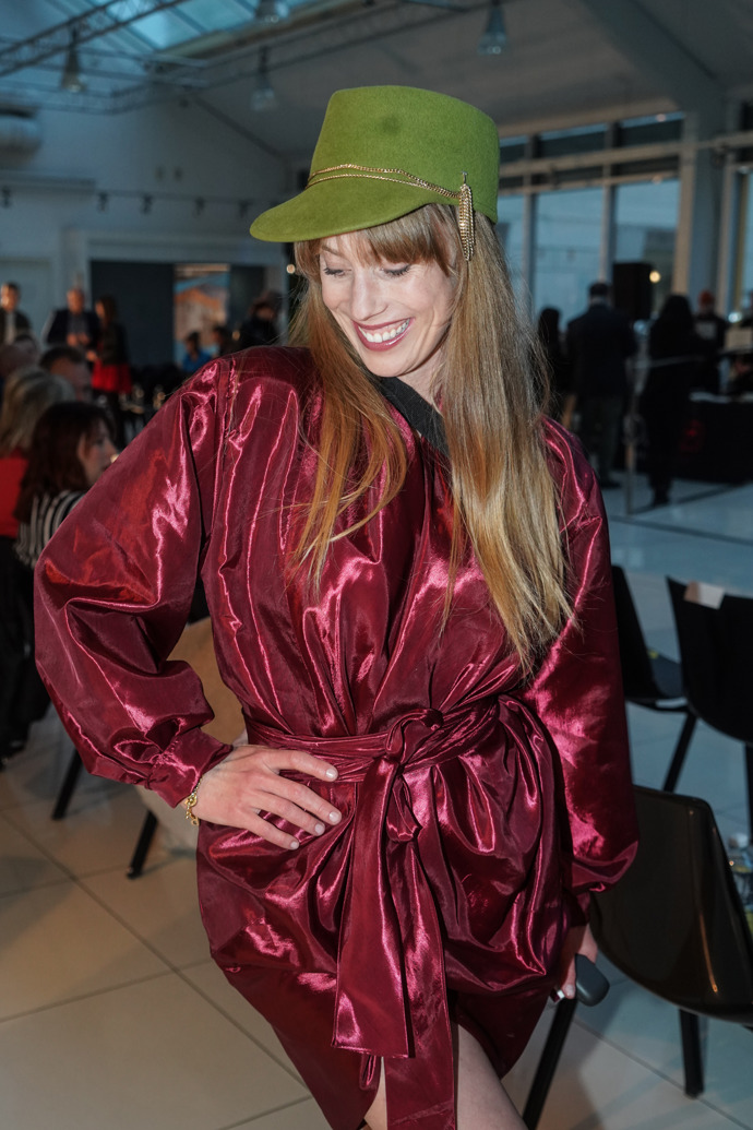 Mezi pozvanými hosty nechyběla hvězda Ulice Aneta Krejčíková. Také ona oblékla extravagantní model.
