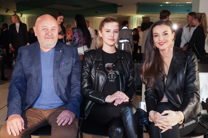 Mezi diváky nesměli chybět její nejbližší - táta Georg Jirasek, sestra Natálie Jirásková a máma Iva Kubelková.