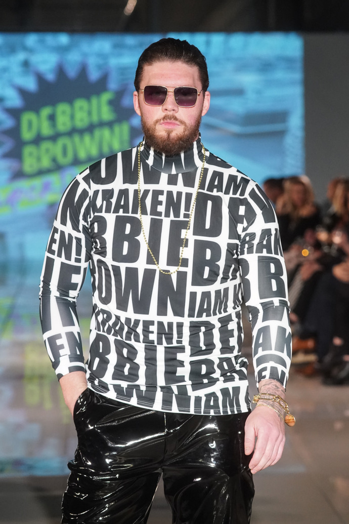 I model Matyáš Hložek si procházku po přehlídkovém mole vychutnával. Vypadal jako postavička vystřižená z komiksu.