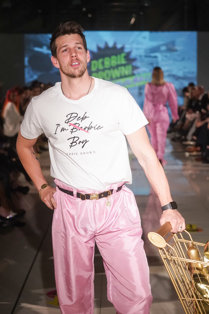 Růžové kalhoty z materiálu připomínajícího satén Pechovi mimořádně slušely.