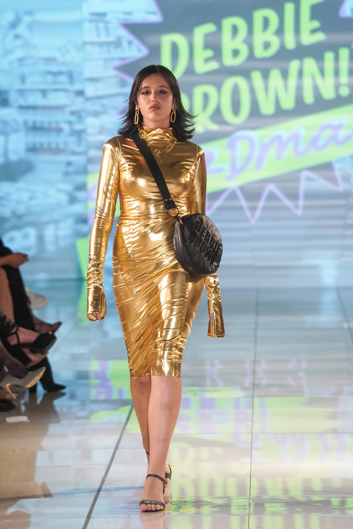 Dcera Ivy Kubelkové Karolína Jirásková se objevila v roli modelky na přehlídce návrhářky Debbie Brown.