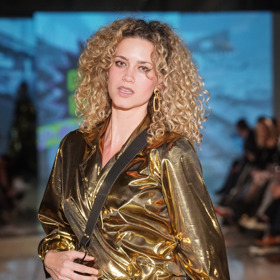 Občas si své modelingové začátky ještě připomene. Zde například na přehlídce Debbie Brown.