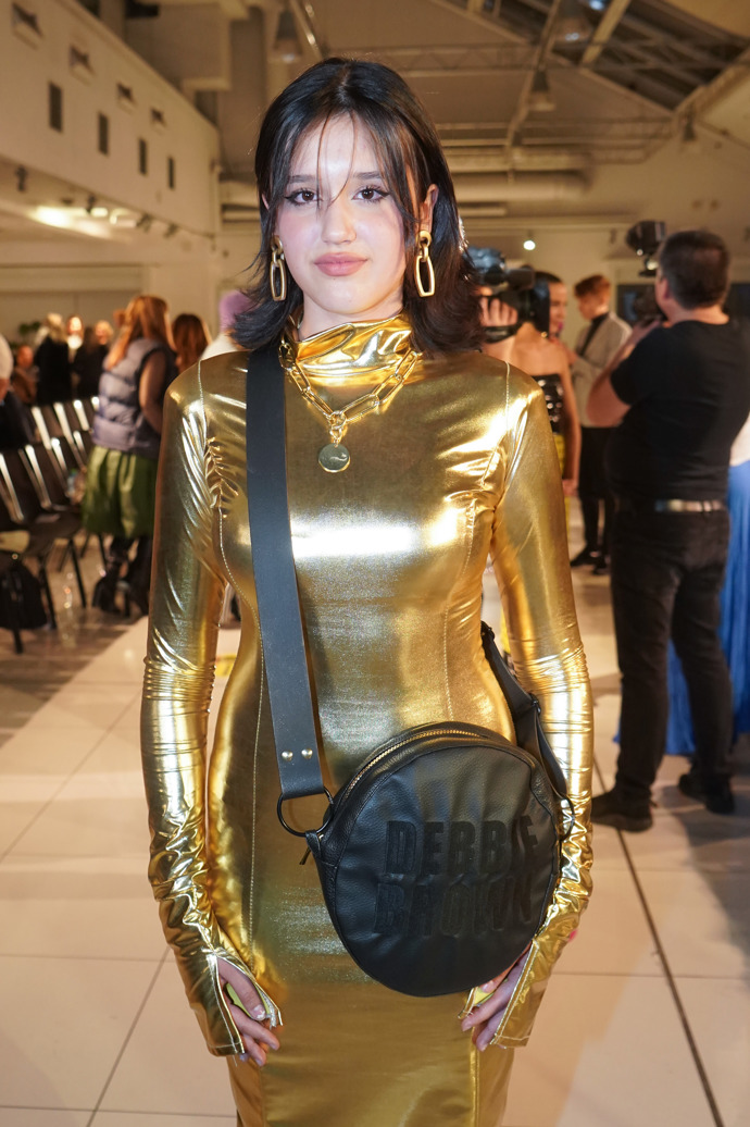 Karolína Jirásková vynesla extravagantní zlatý model.
