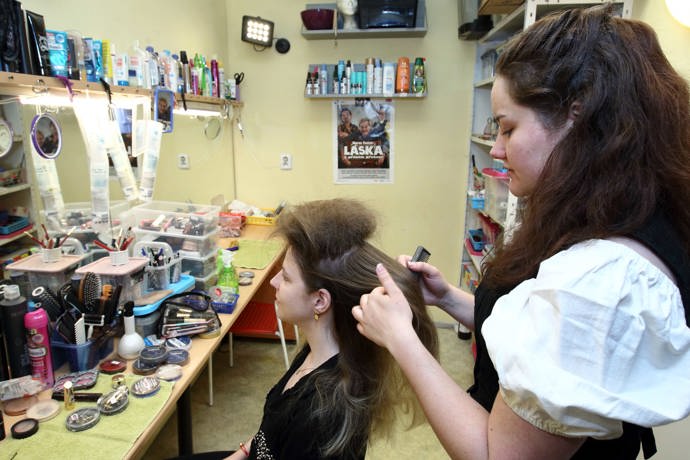 V postavě vlčice se alternují dvě zpěvačky - Lucia Šoralová, nyní již Soukupová, a Vendula Příhodová.