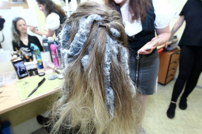 Zde detail vlasů zezadu. Jsou natupírované a zapletené do strany. Nechybí doplňky, které mají naznačovat, že jde o zvířecí roli. 