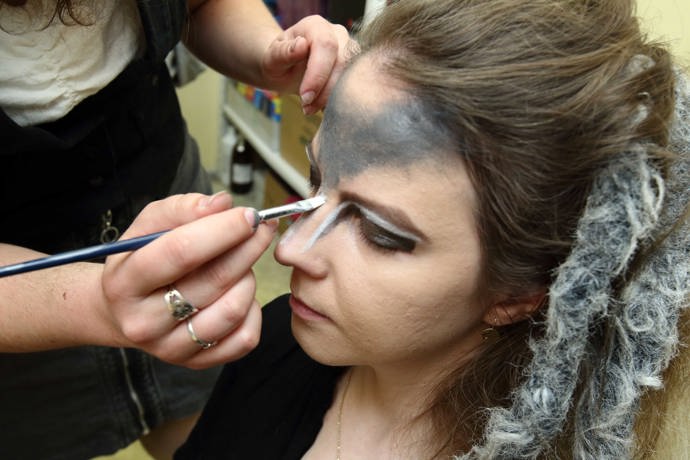 Linii nosu zdůrazňují bílo-šedé kontury.