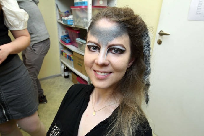 Zde finální verze divadelního líčení a účesu.