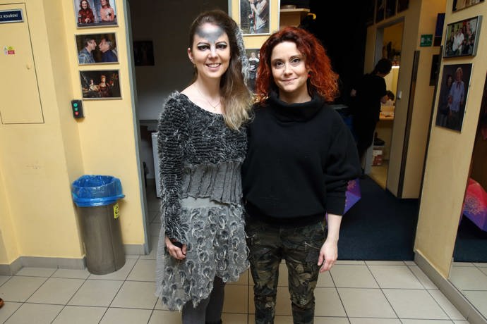 Zpěvačka Lucia Šoralová právě přišla do divadla, za chvíli se ve vlčici promění také ona.