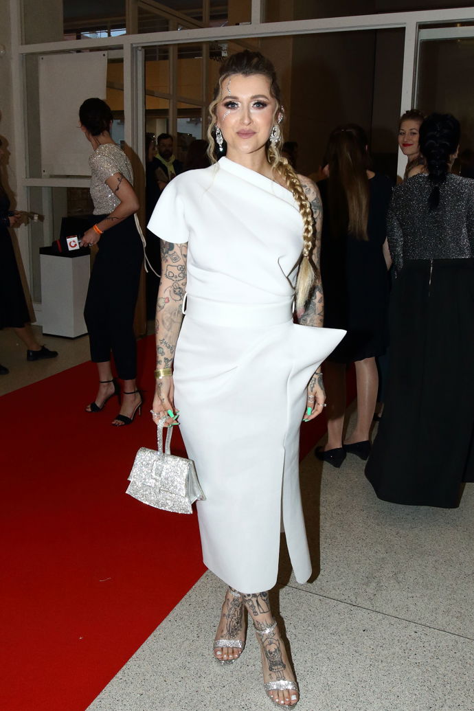 Rapperka Sharlota oblékla v roce 2022 elegantní bílé šaty.