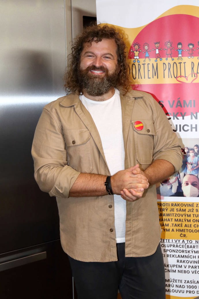 Cukrář Josef Maršálek dohlížel na to, aby během zdobení dortů vládla na place dobrá nálada.