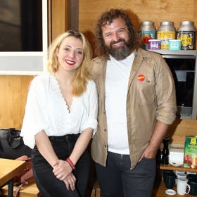 Také Anička Slováčková rakovinou trpěla. Těžké období je za ní a dnes se zdárně věnuje své pěvecké kariéře.