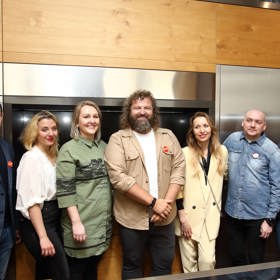 Mezi známými tvářemi na akci Dortem proti Rakovině nesměla chybět technoložka pořadu Peče celá země Zlatka Otavová (druhá zleva). Podle Josefa Maršálka je nejdůležitější osobou celé show.