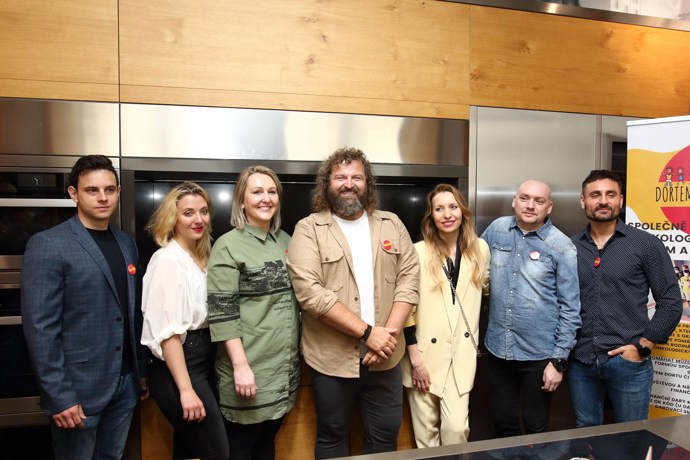 Na akci nechyběla Tereza Bebarová (druhá zprava) nebo technoložka z pořadu Peče celá země Zlatka Otavová (druhá zleva).