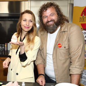 Moderátorka Tereza Bebarová a cukrář Josef Maršálek se sešli u společného zdobení dortů pro dobrou věc. 