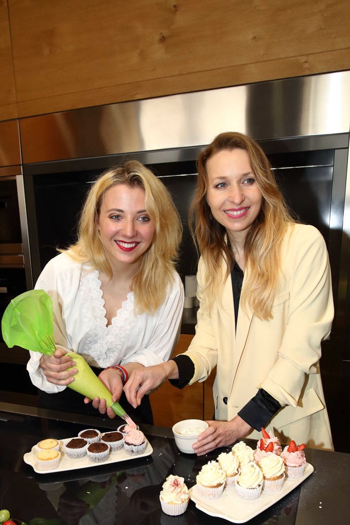 Na akci Dortem proti rakovině se Tereza Bebarová setkala se zpěvačkou Aničkou Slováčkovou, která rakovinou sama trpěla.