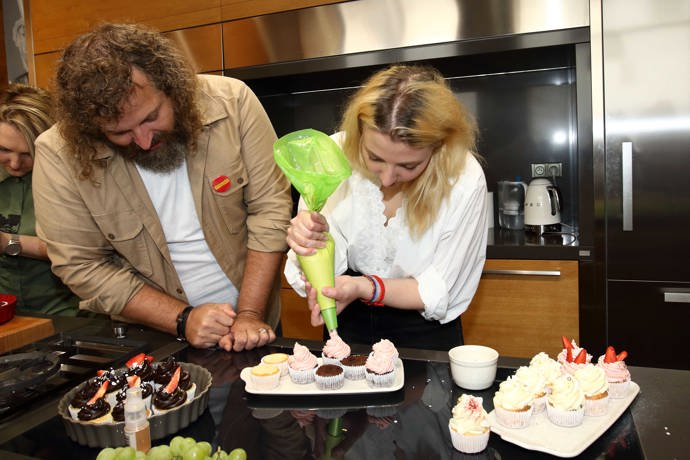 Josef Maršálek a Anička Slováčková zdobili cupcaky pro dobrou věc.