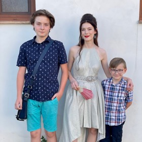 Herečka Sára Korbelová i oba její bratři se věnují filmu. Starší Eliáš Vyskočil hraje v seriálu Ulice Čendu, mladší Oliver Vyskočil zase exceluje v seriálu Jedna rodina.