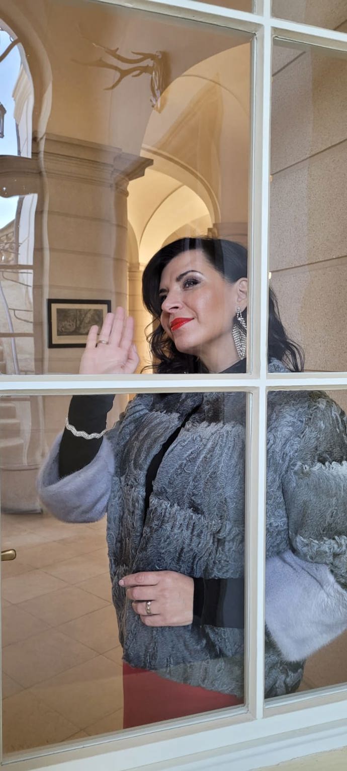 Operní diva Andrea Kalivodová se webu Lifee.cz pochlubila také fotografiemi z natáčení nového videoklipu Con Te Partirò (Je čas říci sbohem).