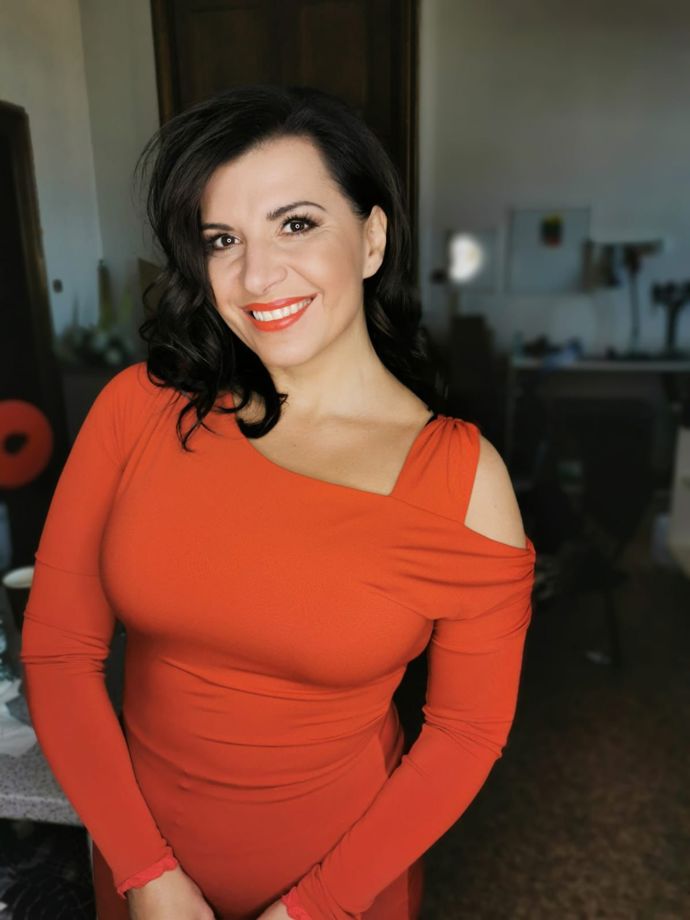 Při této příležitosti se zahalila do své oblíbené červené barvy. Nesměla chybět ani rudá rtěnka.