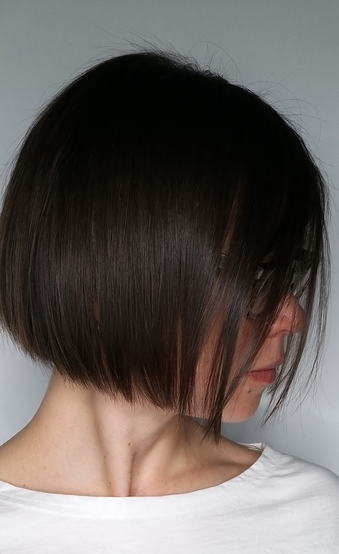 Tmavé, uhlazené, rovně střižené mikádo.