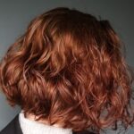 Hravé vlnité mikádo v hnědo-měděném odstínu.