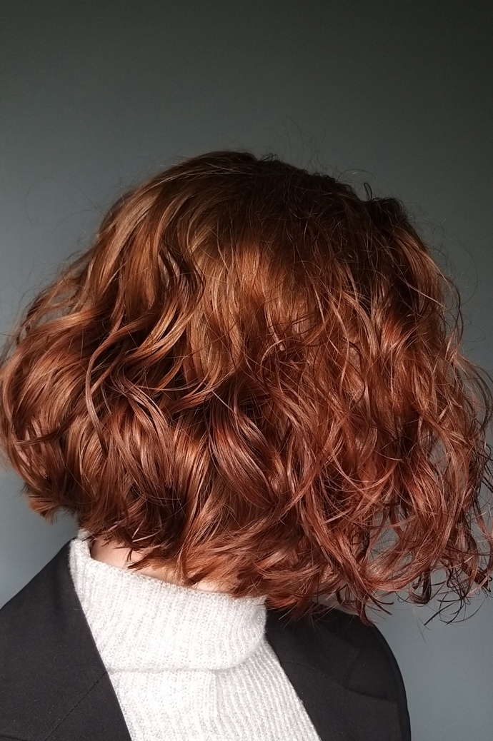 Hravé vlnité mikádo v hnědo-měděném odstínu.