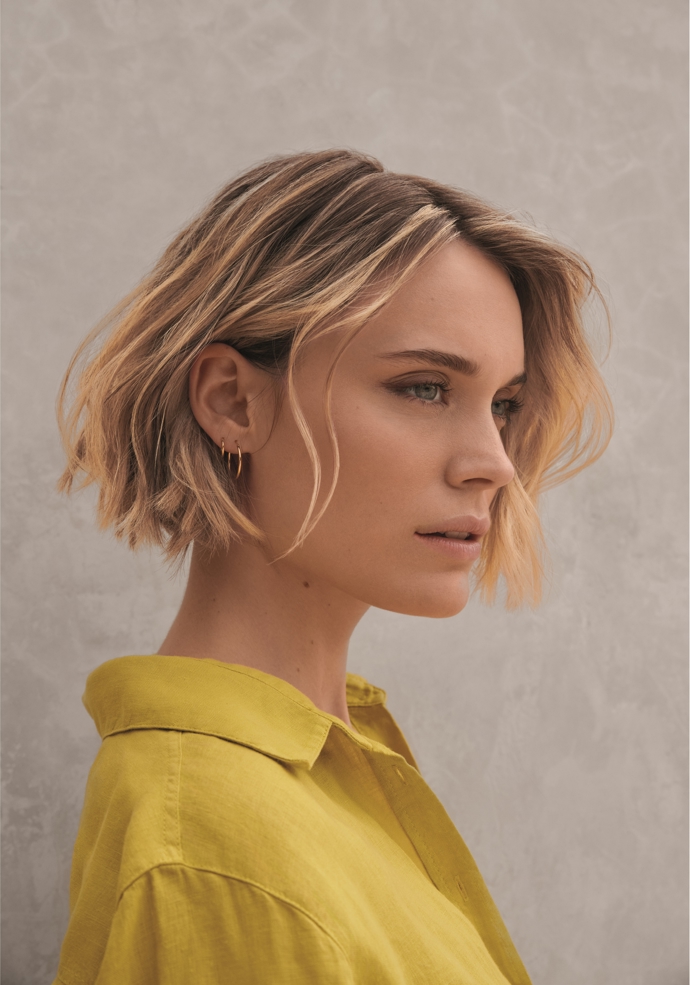 Vzdušné trendy blond prosvětlené mikádo.