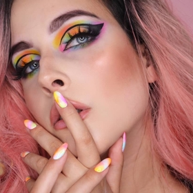 Hravé líčení očí plné barev à la duha doplněné o výraznou oční linku. 