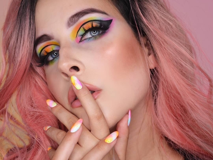 Hravé líčení očí plné barev à la duha doplněné o výraznou oční linku. 